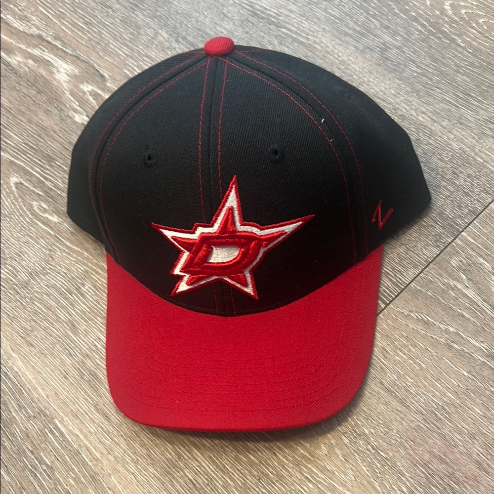 Black and Red Dallas Star’sLogo Cap